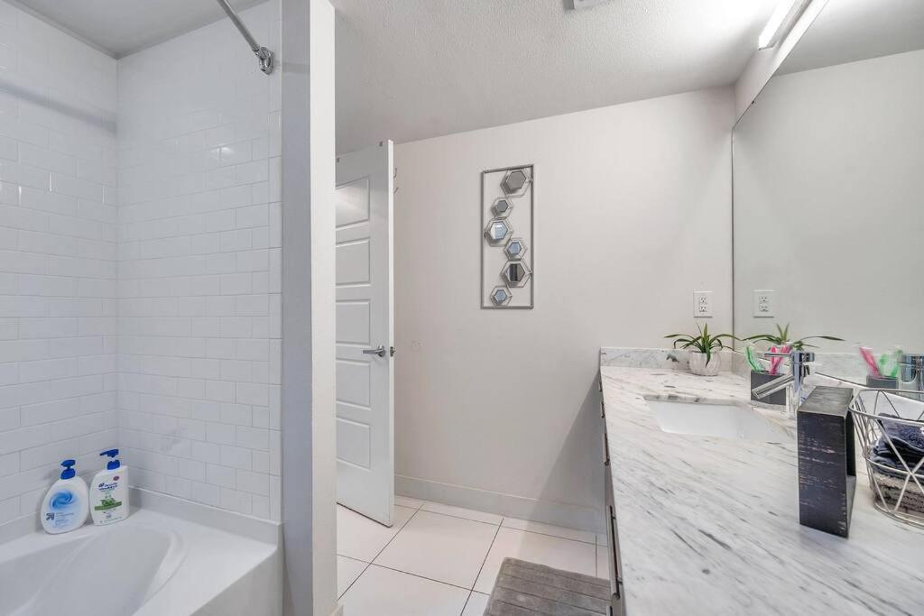 Luxury Apt 3 Mins To Dt Tampa -Pool-Gym-Balcony Dış mekan fotoğraf
